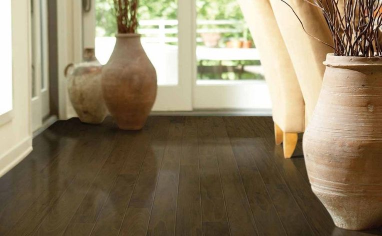 laminate floors with pots